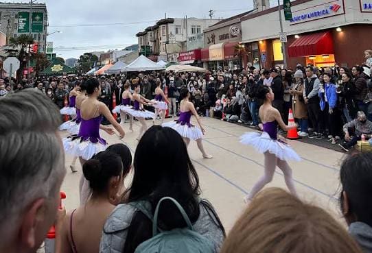 Night market performers pic